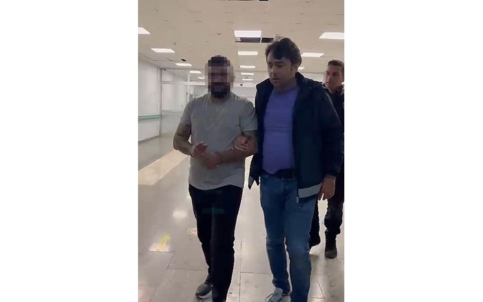 Tekel bayisinde bir kişiyi darp ettikten sonra polis ekiplerine mukavemette bulunmaktan gözaltına alınan 4 şüpheliden 3’ü tutuklandı (3)