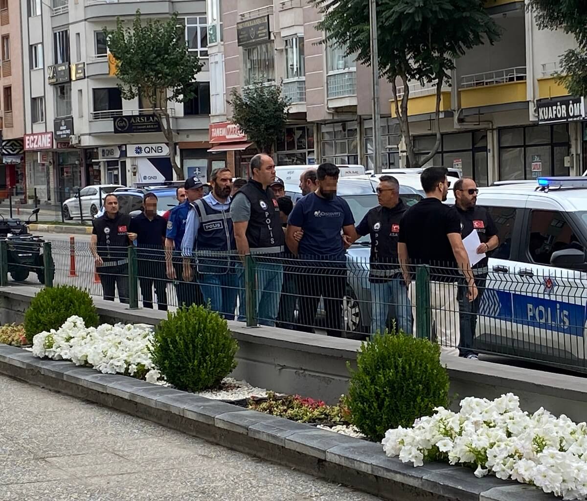 Telefonla aradıkları vatandaşlara kendilerini polis ve savcı olarak tanıtan dolandırıcıların yaklaşık 15 milyon liralık vurgun yaptığı tespit edildi (2)