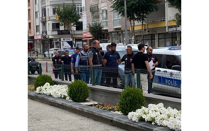 Telefonla aradıkları vatandaşlara kendilerini polis ve savcı olarak tanıtan dolandırıcıların yaklaşık 15 milyon liralık vurgun yaptığı tespit edildi (2)