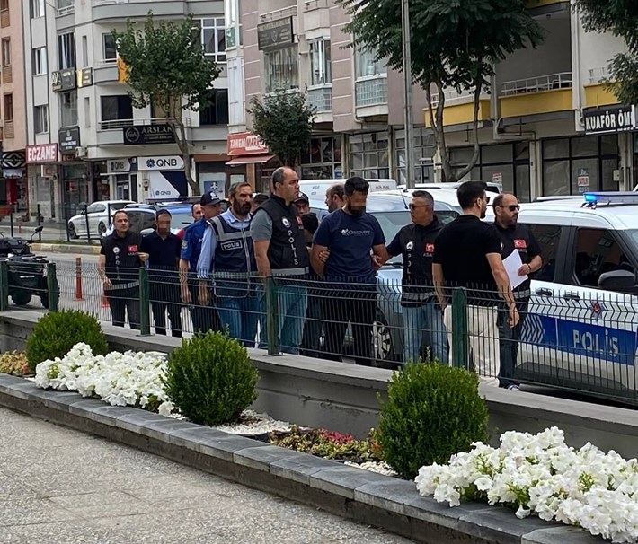 Telefonla aradıkları vatandaşlara kendilerini polis ve savcı olarak tanıtan dolandırıcıların yaklaşık 15 milyon liralık vurgun yaptığı tespit edildi (2)