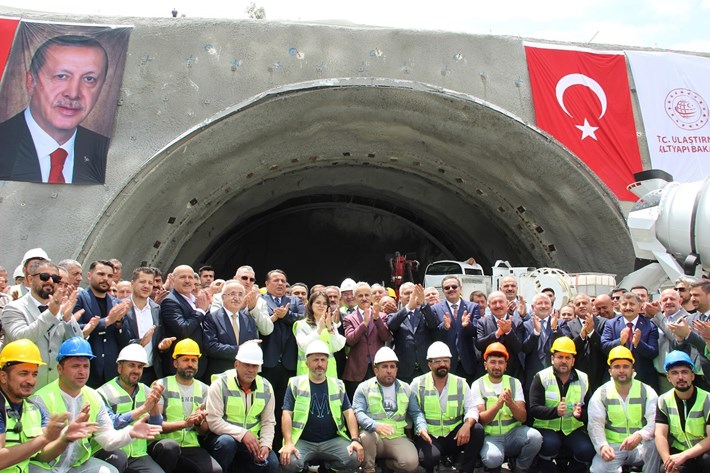 Temel atma töreni Ulaştırma ve Altyapı Bakanı Abdulkadir Uraloğlu'nun katılımı ile gerçekleştirildi (2)