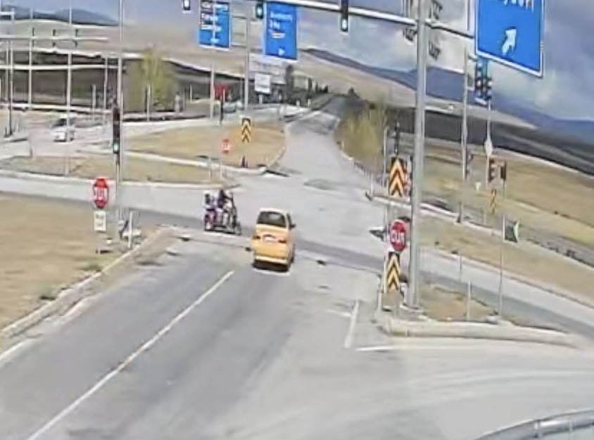 Ticari taksi ile 3 tekerlekli motosikletin çarpışması neticesinde meydana gelen kazada 1 kişi yaralandı (1)