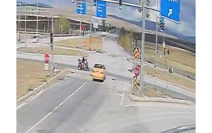 Ticari taksi ile 3 tekerlekli motosikletin çarpışması neticesinde meydana gelen kazada 1 kişi yaralandı (1)