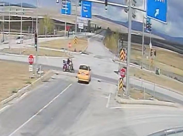 Ticari taksi ile 3 tekerlekli motosikletin çarpışması neticesinde meydana gelen kazada 1 kişi yaralandı (1)