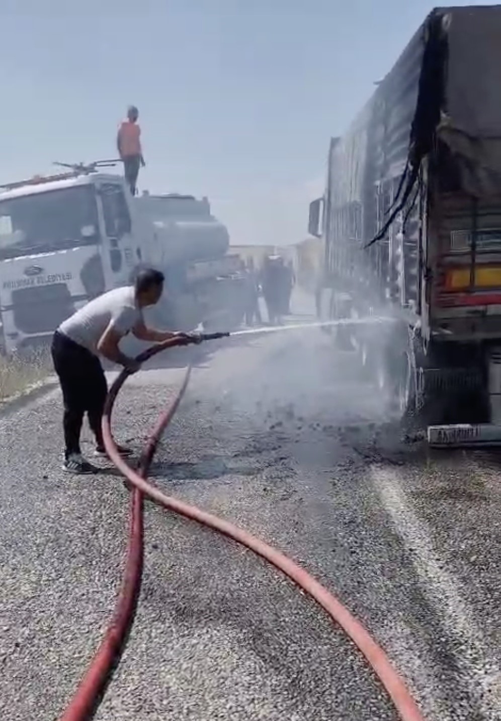 TIR’da çıkan yangın itfaiye ekipleri tarafından söndürüldü (2)