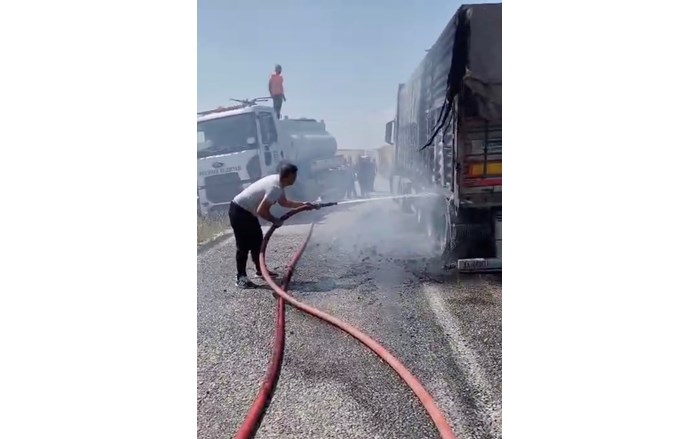 TIR’da çıkan yangın itfaiye ekipleri tarafından söndürüldü (2)