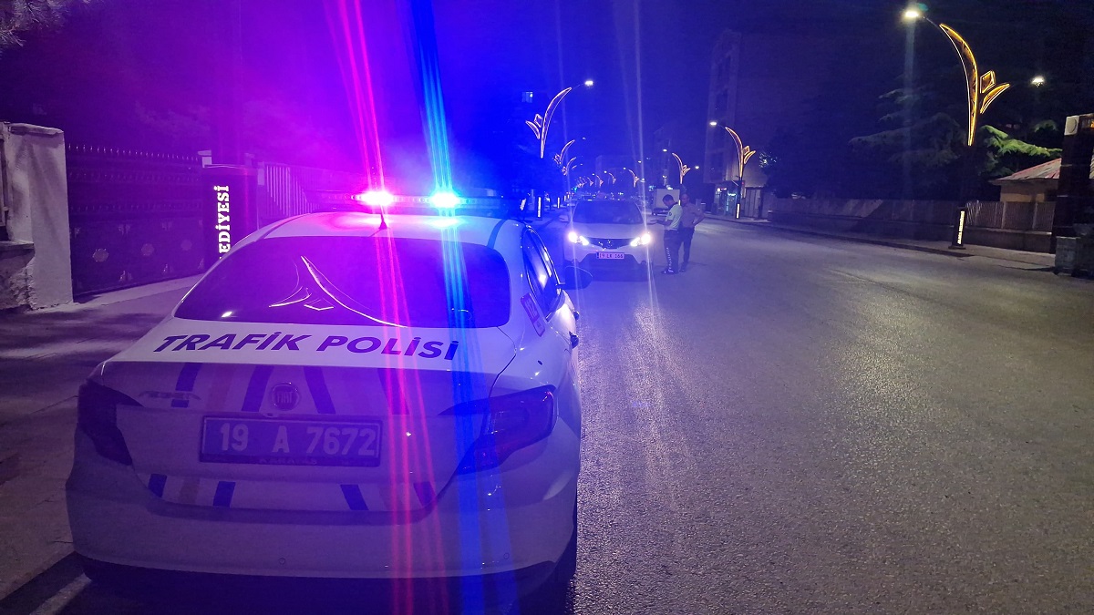 Trafik Şube ekipleri, Zile Caddesi üzerinde genel bir asayiş denetimi yaptı (1)