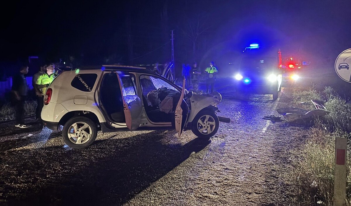 Traktör römorkuna çarpan jeep hurdaya döndü 6 yaralı (2)