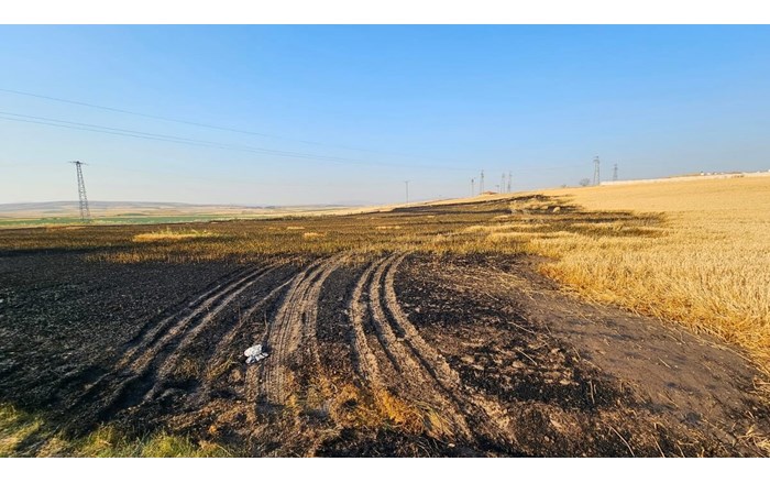 Ünalan köyü mezarlığı mevkiindeki buğday ekili tarlada, henüz belirlenemeyen nedenle alevler yükselmeye başladı
