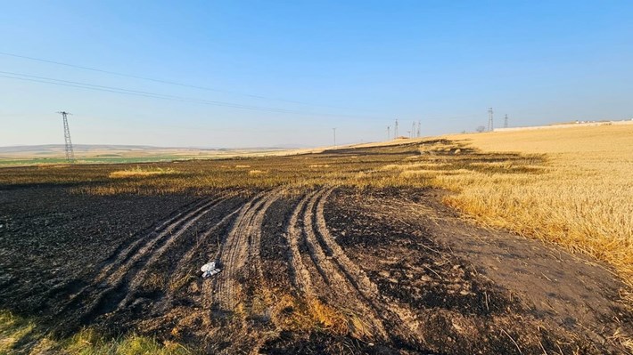 Ünalan köyü mezarlığı mevkiindeki buğday ekili tarlada, henüz belirlenemeyen nedenle alevler yükselmeye başladı