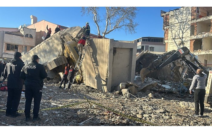 Uşak'ta bir işhanı binası yıkımı esnasında göçük meydana geldi (1)