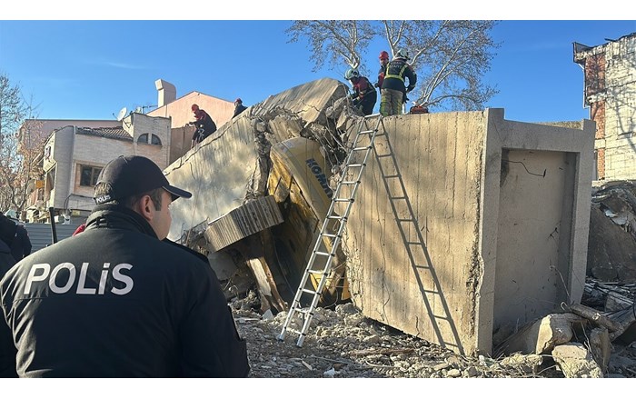 Uşak'ta bir işhanı binası yıkımı esnasında göçük meydana geldi (2)