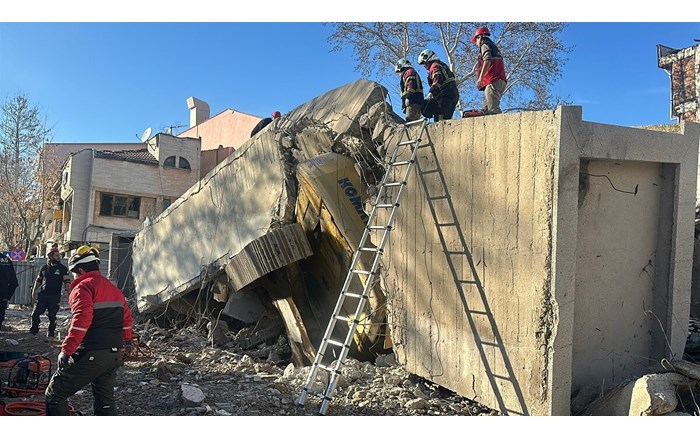 Uşak'ta bir işhanı binası yıkımı esnasında göçük meydana geldi (3)
