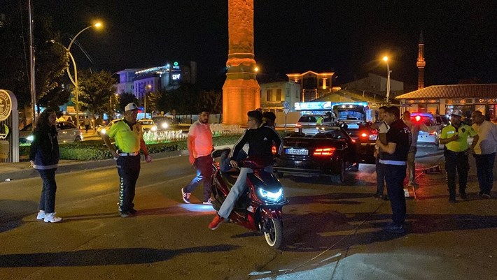 Uygulamada, trafik kurallarını ihlal eden 103 araca toplam 616 bin 675 TL idari para cezası kesildi (2)