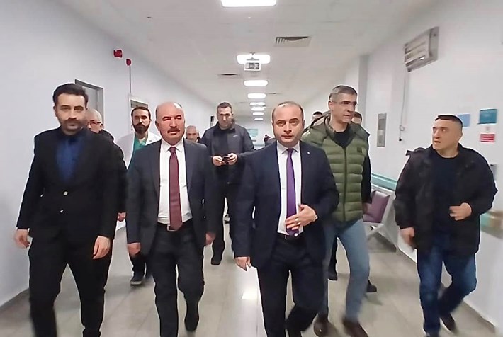 Vali Ali Çalgan ve beraberindekiler, hastanede tedavi gören yaralılarla görüştü