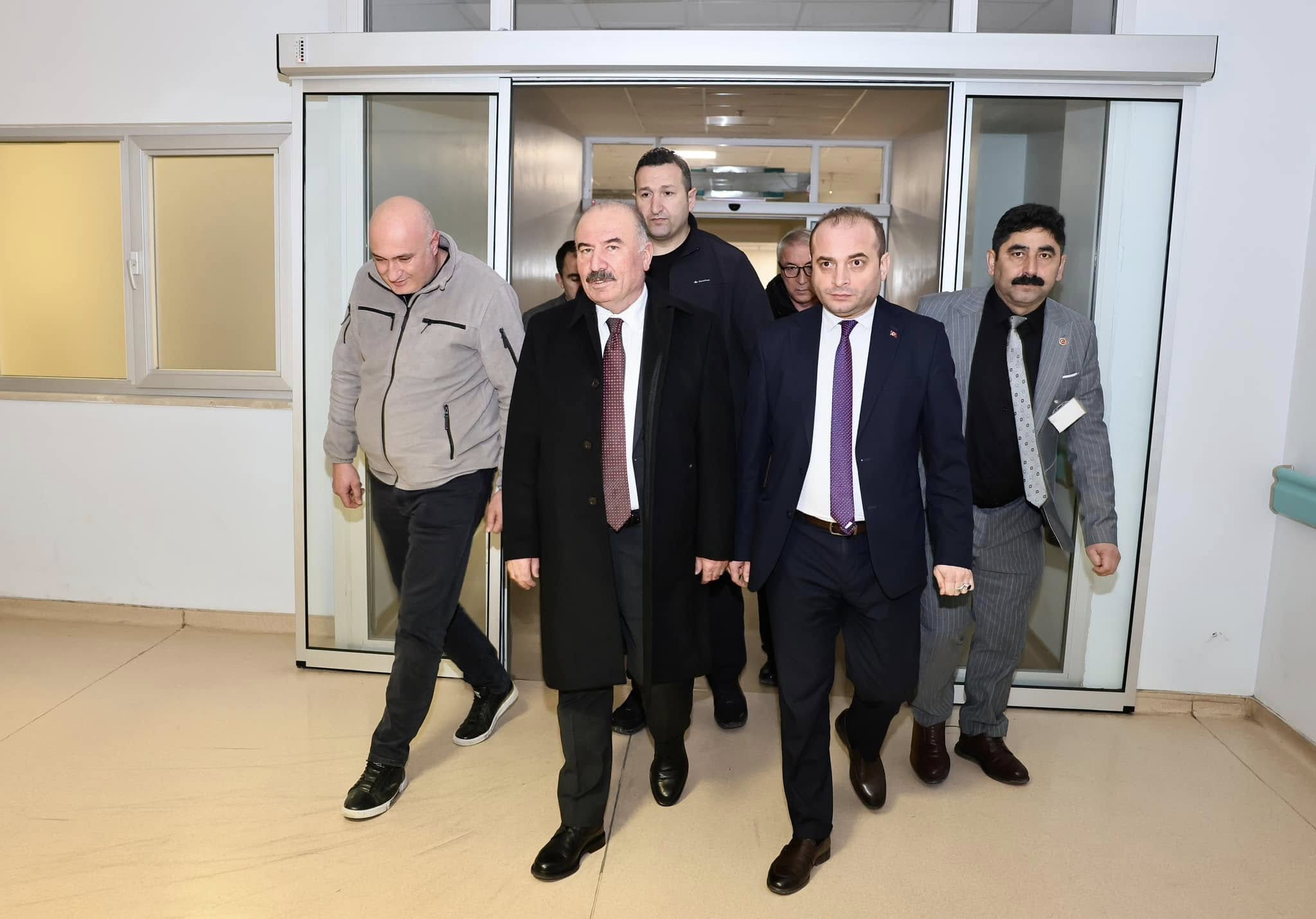 Vali Ali Çalgan ve beraberindekiler, kazada yaralanan polis memurunu ziyaret etti