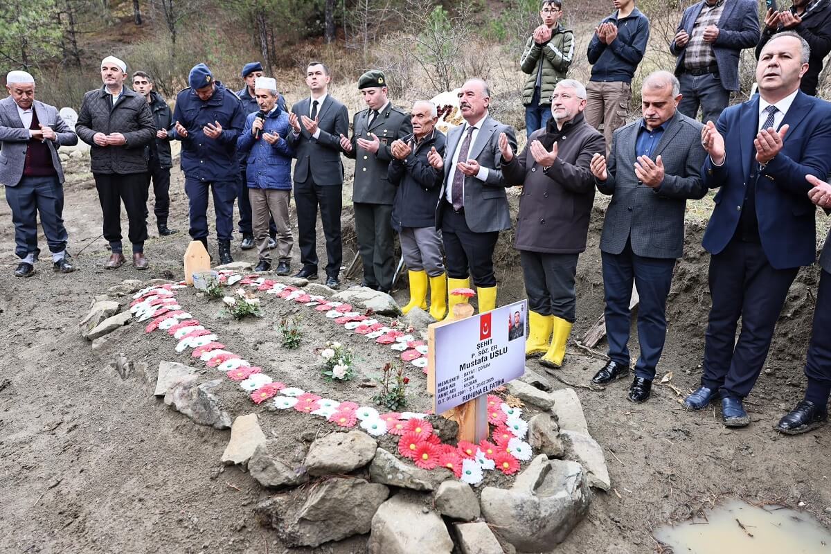 Vali Ali Çalgan ve beraberindekiler, şehit mezarını ziyaret etti