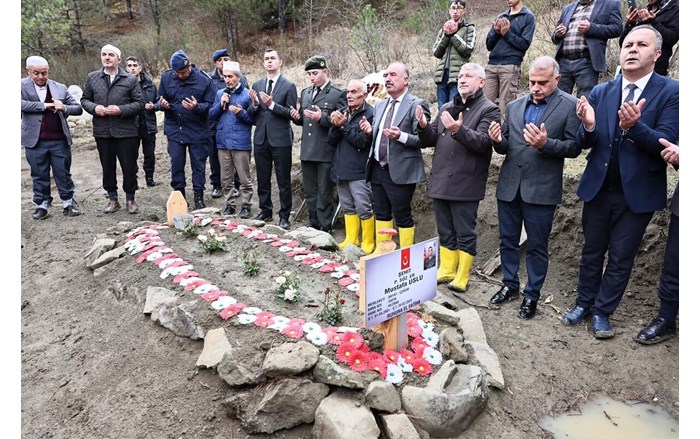 Vali Ali Çalgan ve beraberindekiler, şehit mezarını ziyaret etti
