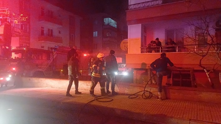 Vatandaşlar balkondan tahliye edildi (2)