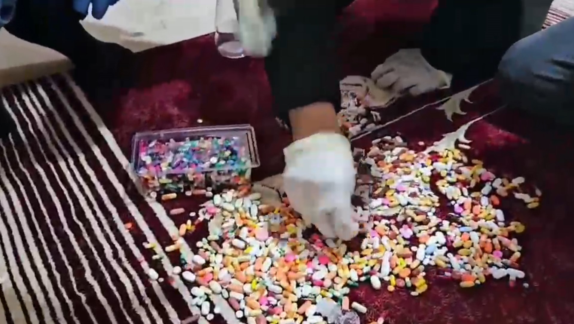 Vazoların içerisinde gizlenmiş haplar bulundu