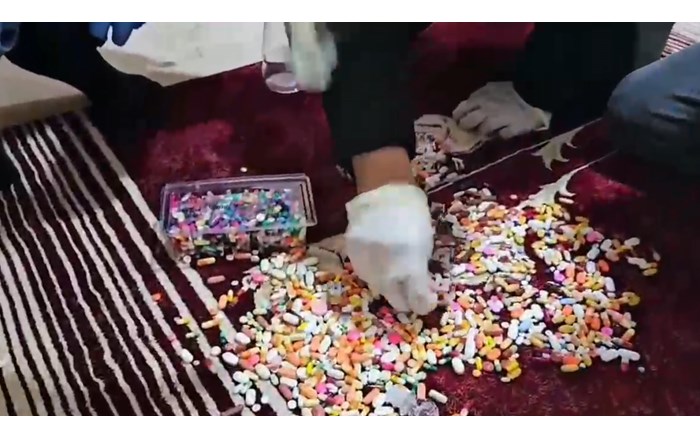 Vazoların içerisinde gizlenmiş haplar bulundu