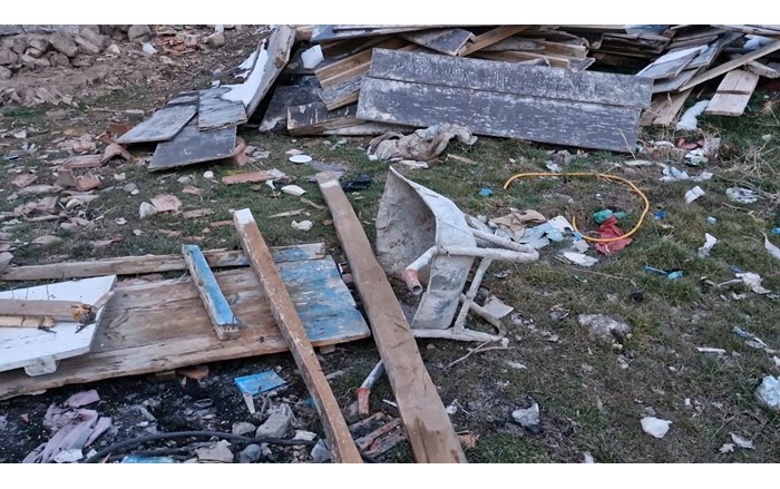 Yabancı uyruklu şahıs, çöken çatının altında yaralandı