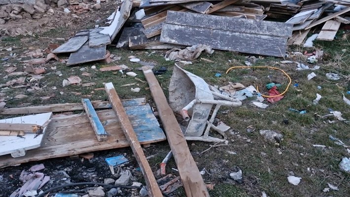 Yabancı uyruklu şahıs, çöken çatının altında yaralandı