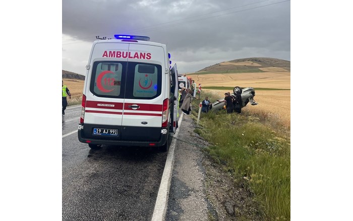 Yağmur sebebiyle kayganlaşan yolda kontrolden çıkan otomobilin şarampole devrildiği kazada 3 kişi yaralandı (1)