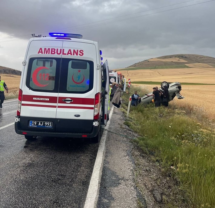 Yağmur sebebiyle kayganlaşan yolda kontrolden çıkan otomobilin şarampole devrildiği kazada 3 kişi yaralandı (1)