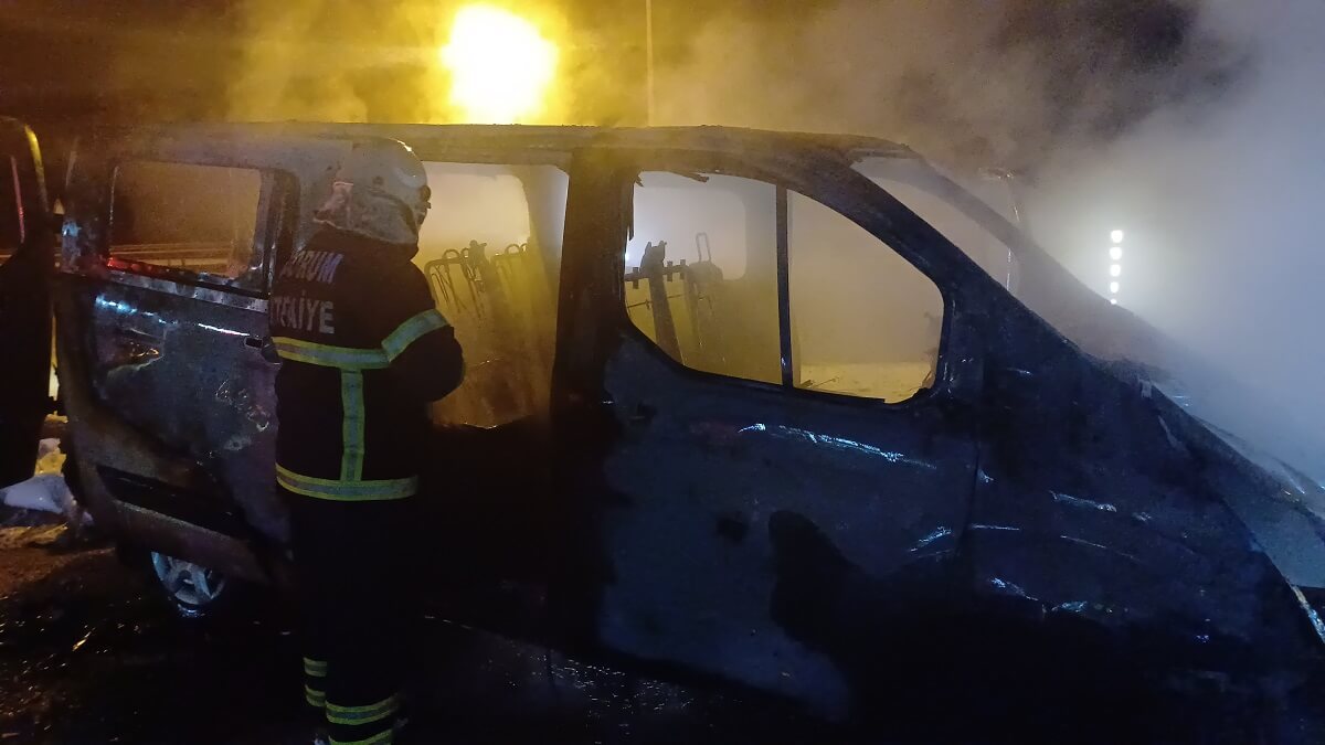 Yanan araç küle döndü