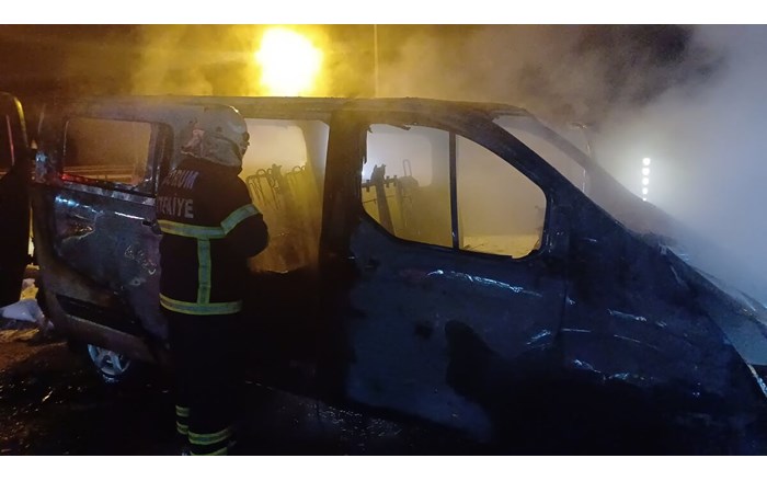 Yanan araç küle döndü