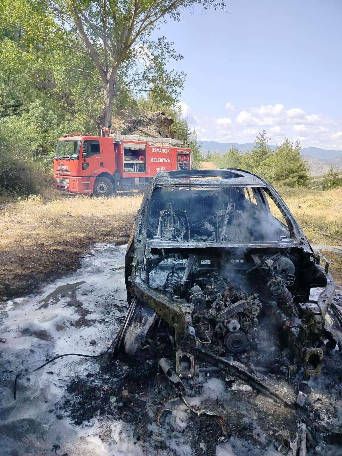 Yanan jeep, kullanılmaz hale geldi
