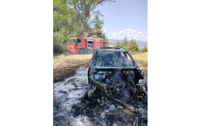 Yanan jeep, kullanılmaz hale geldi