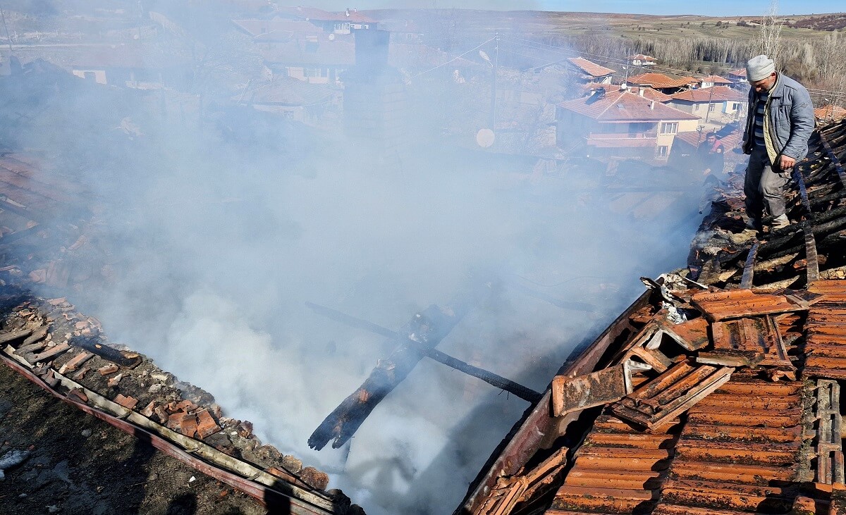Yangın, Çorum’un Alaca ilçesi Killik köyünde meydana geldi (1)
