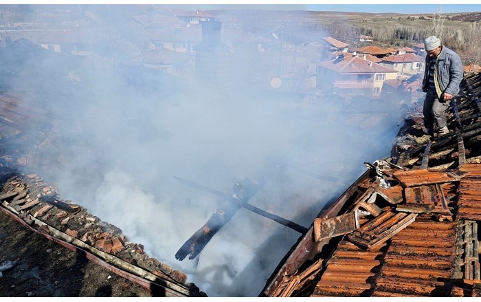 Yangın, Çorum’un Alaca ilçesi Killik köyünde meydana geldi (1)