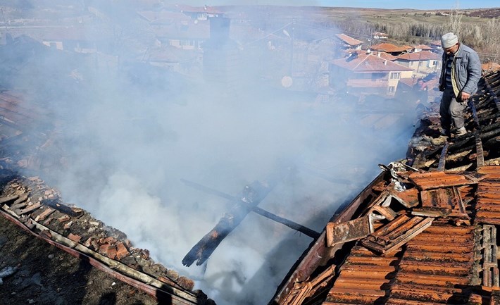Yangın, Çorum’un Alaca ilçesi Killik köyünde meydana geldi (1)