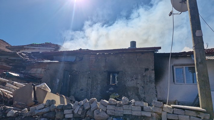 Yangın, Çorum’un Alaca ilçesi Killik köyünde meydana geldi (3)