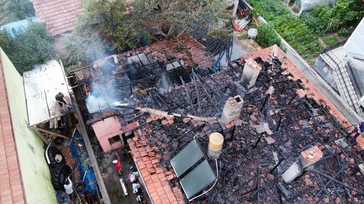 Yangın, itfaiye ekiplerinin müdahalesiyle söndürüldü (2)