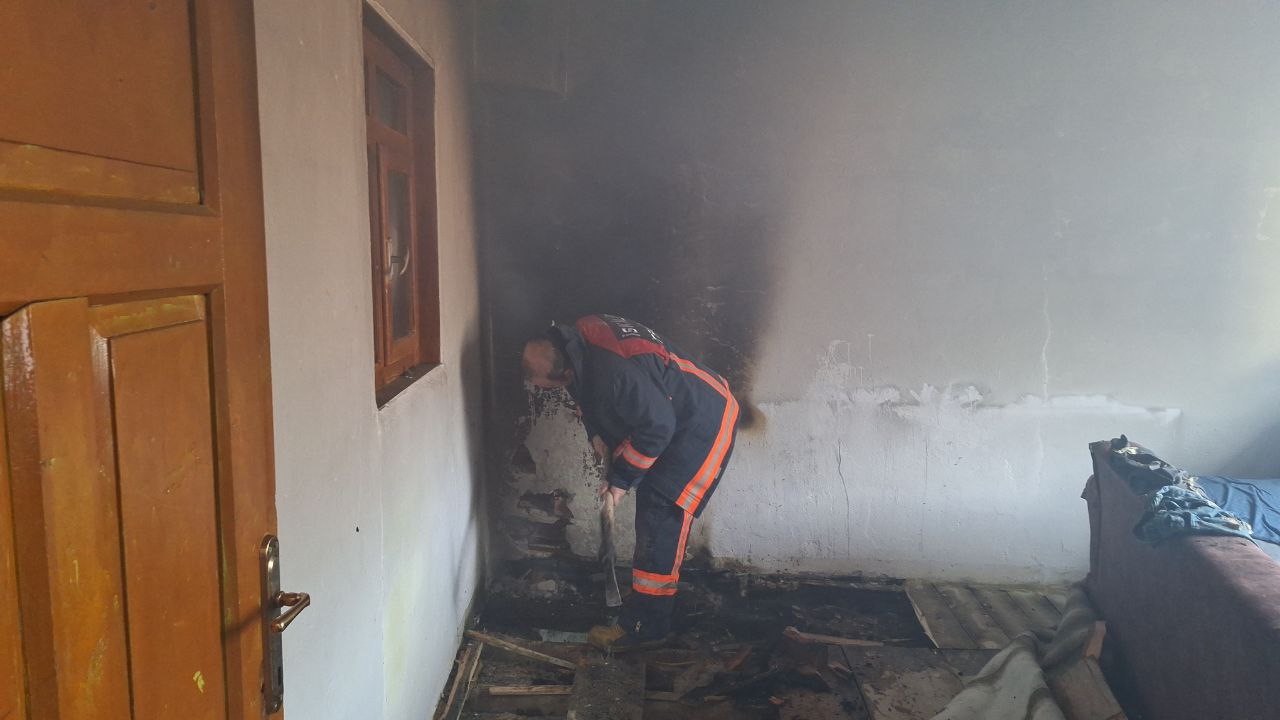 Yangında evde bulunan birçok eşya kullanılmaz hale geldi