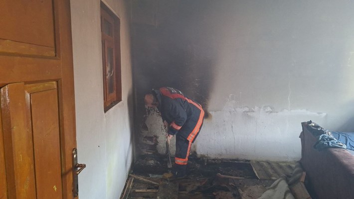 Yangında evde bulunan birçok eşya kullanılmaz hale geldi