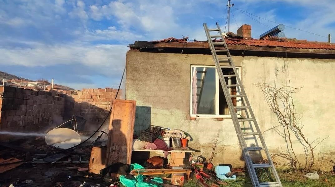 Yangında evde maddi hasar meydana geldi