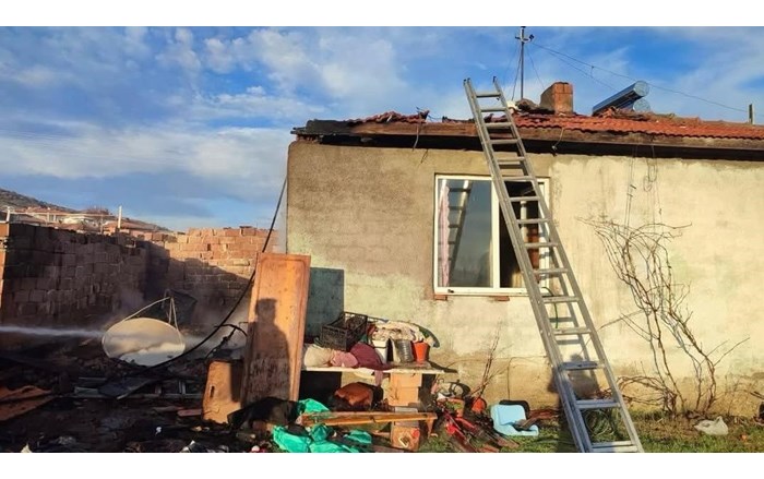 Yangında evde maddi hasar meydana geldi