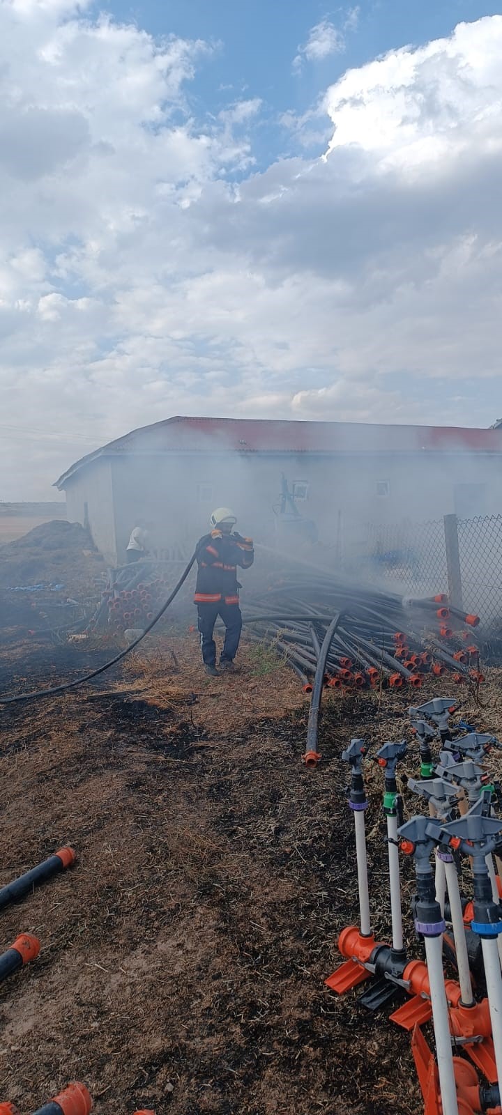 Yangında köy mezarlığı, 250 adet sulama borusu ve 50 adet sulama fıskiyesi zarar gördü (1)