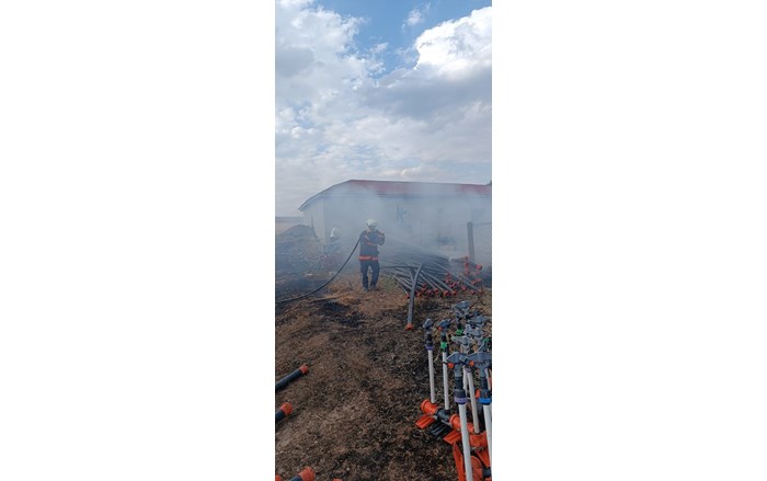 Yangında köy mezarlığı, 250 adet sulama borusu ve 50 adet sulama fıskiyesi zarar gördü (1)