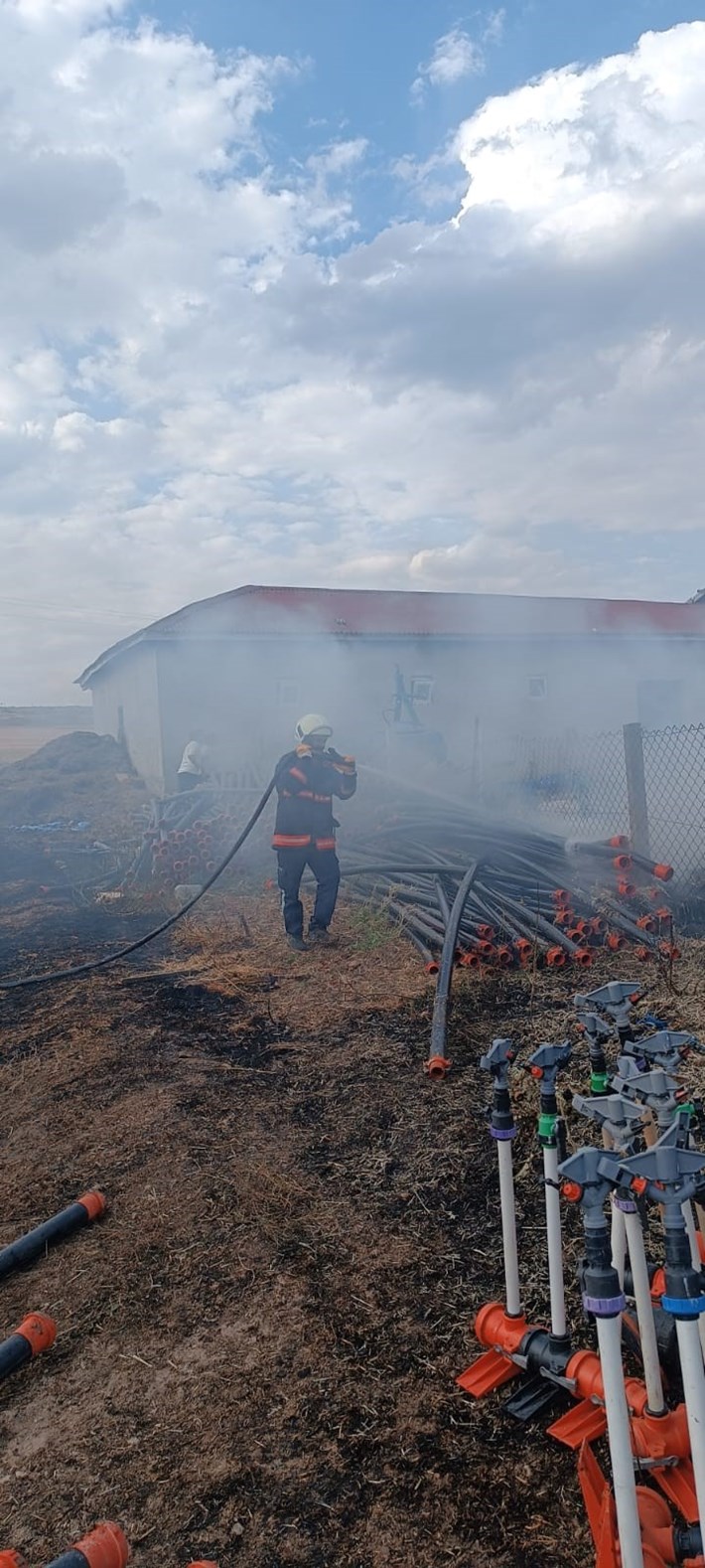 Yangında köy mezarlığı, 250 adet sulama borusu ve 50 adet sulama fıskiyesi zarar gördü (1)