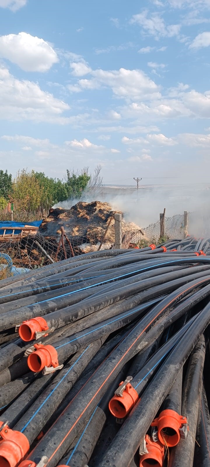 Yangında köy mezarlığı, 250 adet sulama borusu ve 50 adet sulama fıskiyesi zarar gördü (2)