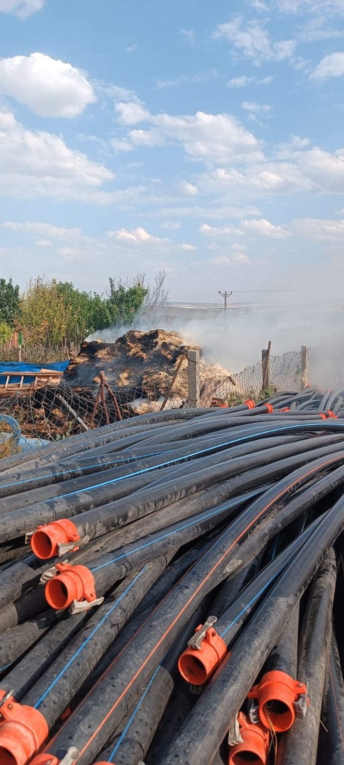 Yangında köy mezarlığı, 250 adet sulama borusu ve 50 adet sulama fıskiyesi zarar gördü (2)