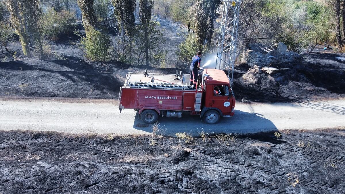 Yangının ormanlık alana sıçraması üzerine Çorum Orman İşletme Müdürlüğü'ne ait çok sayıda arazöz de bölgeye yönlendirildi.
