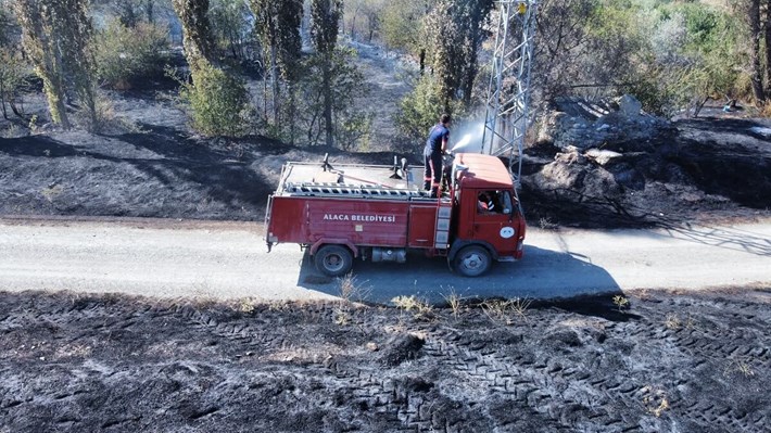Yangının ormanlık alana sıçraması üzerine Çorum Orman İşletme Müdürlüğü'ne ait çok sayıda arazöz de bölgeye yönlendirildi.