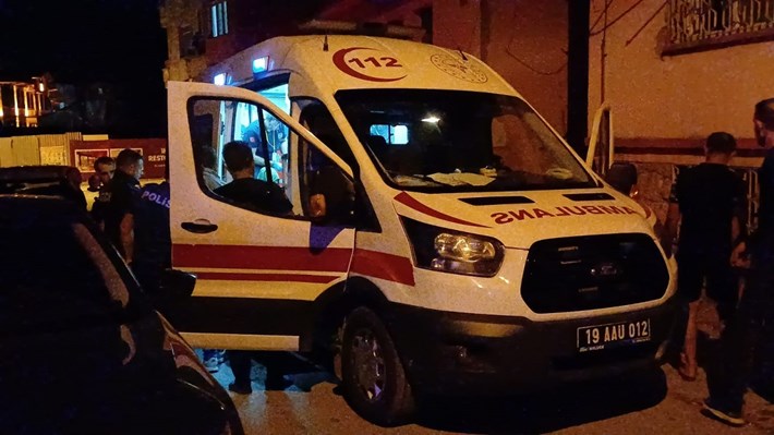 Yaralı şahıs, sağlık ekiplerinin ilk müdahalesinin ardından hastaneye kaldırıldı